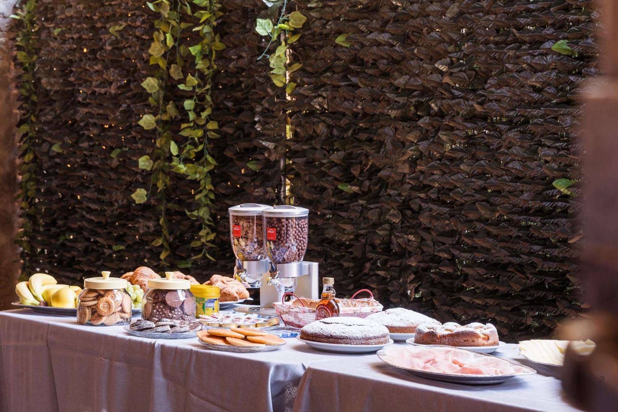 קומו B&B La Corte And Home Restaurant - Free Parking - 10 Minutes To The Lake And Centre מראה חיצוני תמונה